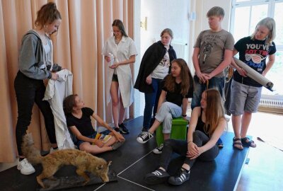 Zschopauer Schüler bringen Geheimnisse auf die Theaterbühne - In ihrem Stück begeben sich die jungen Schauspieler in einer Schule auf die Suche nach einem großen Geheimnis. Foto: Andreas Bauer