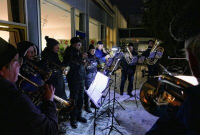 Zschopauer Seniorenzentrum feiert seinen eigenen Weihnachtsmarkt - Umrahmt wurde das Fest von Liedern des Zschopauer Posaunenchors. Foto: Andreas Bauer