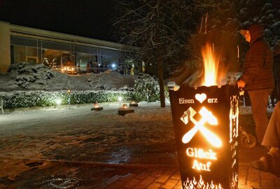 Zschopauer Seniorenzentrum feiert seinen eigenen Weihnachtsmarkt - Auch ein kleines Feuer loderte am Festplatz. Foto: Andreas Bauer