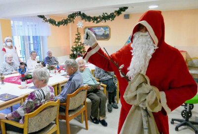 Zschopauer Seniorenzentrum lässt Sorgen vergessen - In der weihnachtlich geschmückten Unterkunft darf der Mann mit dem weißen Bart und der roten Kutte natürlich nicht fehlen. Foto: Andreas Bauer