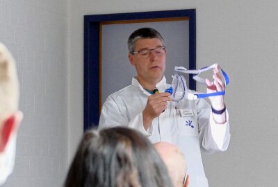 Zschopauer Sonntagsakademie: Corona aus drei Blickwinkeln - Dabei präsentierte er auch medizinische Ausrüstung wie diese Atemmaske. Foto: Andreas Bauer