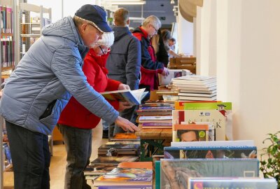 Zschopauer Weihnachtsmarkt lässt die Märchenwelt lebendig werden - Auch an der Büchertheke der Stadtbibliothek, die sich im Schloss befindet, konnte man sich aufwärmen und allerlei literarische Schätze entdecken. Foto: Andreas Bauer
