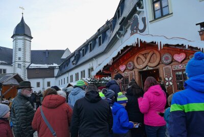Zschopauer Weihnachtsmarkt lässt die Märchenwelt lebendig werden - Trotz der Prinzessinnen war auch das Lebkuchenhaus der Hexe sehr gut besucht. Foto: Andreas Bauer