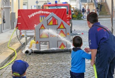 Zschopauer Weinfest übertrifft alle Erwartungen - Kinder konnten sich beim Zielspritzen der Feuerwehr beweisen. Foto: Andreas Bauer