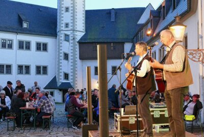 Zschopauer Weinfest übertrifft alle Erwartungen - Zunächst wurde beim Weinfest Volksmusik gespielt. Foto: Andreas Bauer