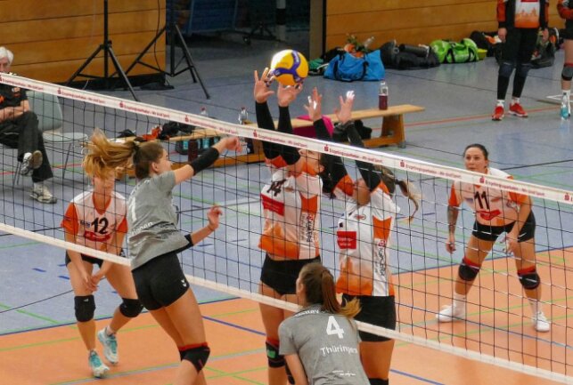 Zschopaus Regionalliga-Damen kriegen die Kurve - Ein Schlüssel zum Erfolg ist die starke Blockarbeit der Zschopauer Volleyballerinnen. Foto: Andreas Bauer