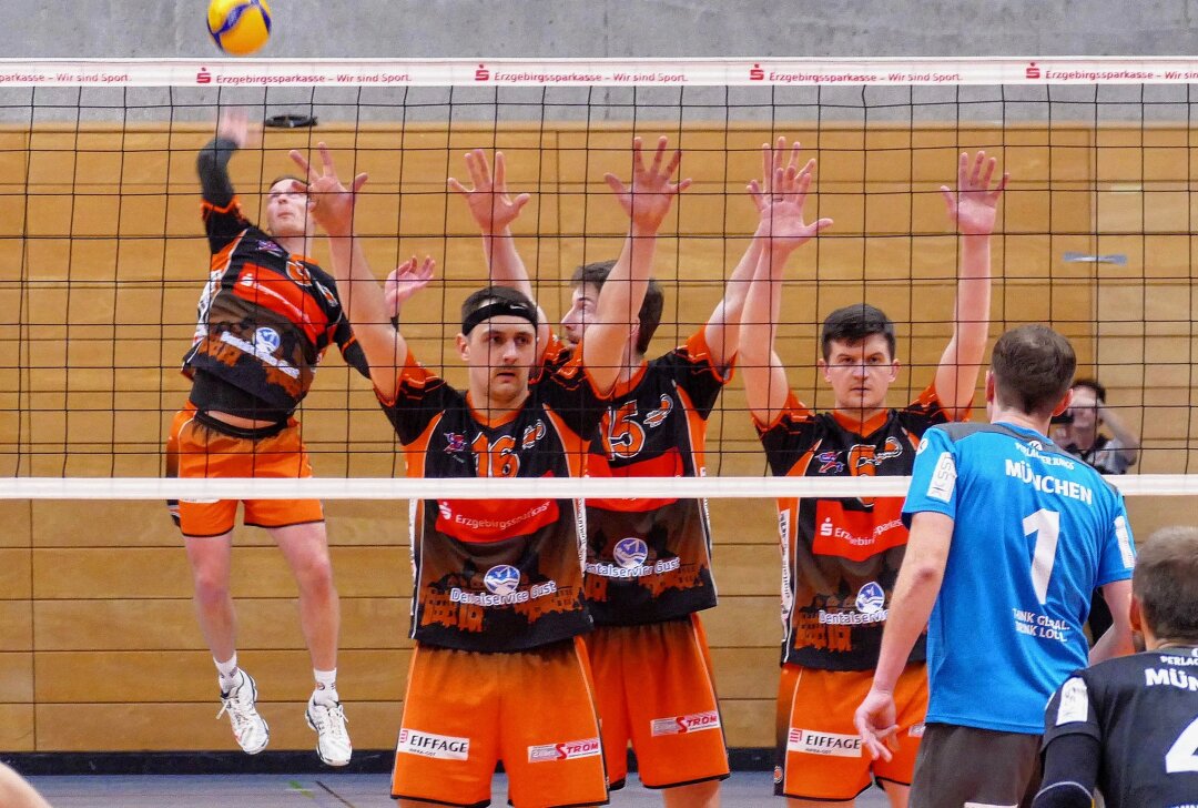 Zschopaus Volleyballer in der Regionalliga wieder auf Podestkurs - Diagonalangreifer Rico Knöbel, hier beim Aufschlag, wurde in Dresden zum wertvollsten Zschopauer Spieler (MVP) gewählt. Foto: Andreas Bauer