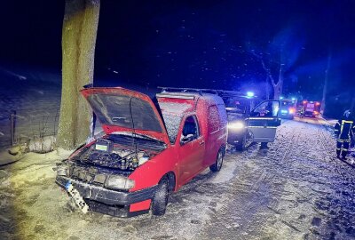 Zschorlau: PKW kommt von Fahrbahn ab und kollidiert mit Baum - Auf der Hauptstraße zwischen Zschorlau und Burkhardtsgrün kam es am Sonntagabend zu einem Unfall. Foto: Daniel Unger