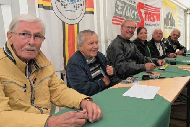 Zschorlauer Dreieckrennen hat die 25. Auflage erlebt - Auf dem Zschorlauer Dreieck waren ehemalige Rennfahrer hautnah zu erleben. Foto: Ralf Wendland