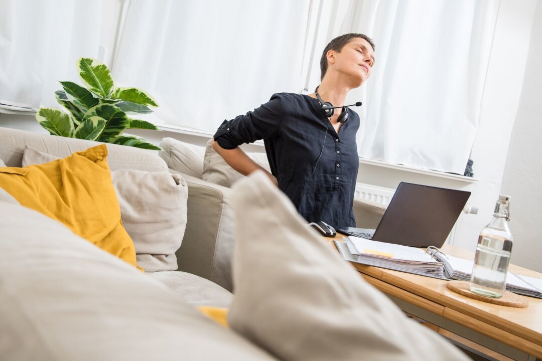 Zu Hause arbeiten - Tipps für Arbeitnehmer - Das Arbeiten auf dem Sofa ist zwar bequem, aber durch falsche Haltung kann es zu Rückenschmerzen führen.