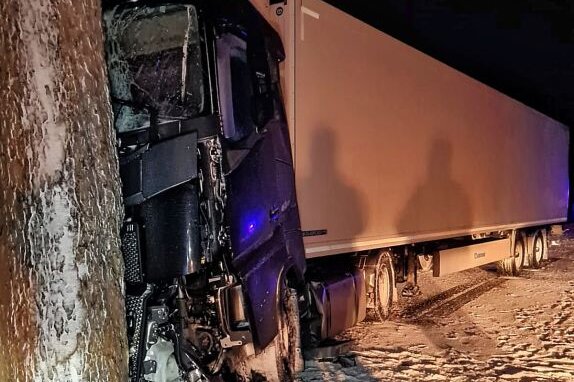 Ein Lastwagen ist am Donnerstagabend im Oederaner Ortsteil bei glatter Straße in einen Baum gekracht. Bildrechte: Marcel Schlenkrich
