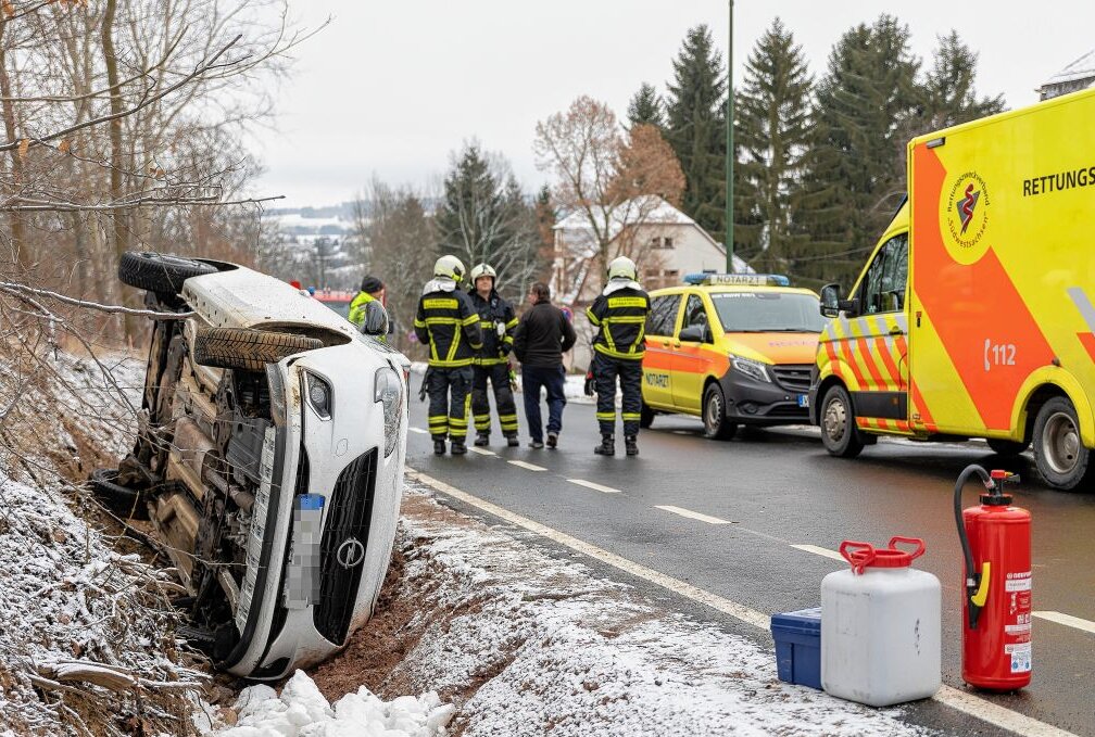 Zu schnell? Opel kracht in Seitengraben - Fahrerin verletzt - Der Wagen der Verunglückten Frau. Foto: B&S/David Rötzschke