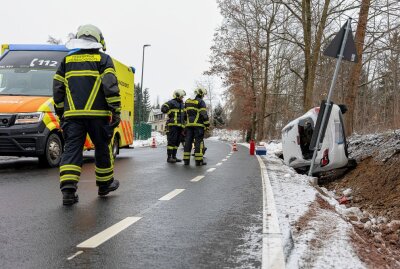 Zu schnell? Opel kracht in Seitengraben - Fahrerin verletzt - Spuren im Schnee...Foto: B&S/David Rötzschke