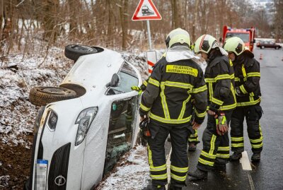 Zu schnell? Opel kracht in Seitengraben - Fahrerin verletzt - Blick auf die Unfallstelle. Foto: B&S/David Rötzschke