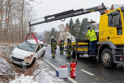 Zu schnell? Opel kracht in Seitengraben - Fahrerin verletzt - Bergung des Fahrzeuges. Die Straße musste zeitweise gesperrt werden. Foto: B&S/David Rötzschke