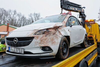 Zu schnell? Opel kracht in Seitengraben - Fahrerin verletzt - Die Schadenhöhe beläuft sich auf etwa 13.000 Euro. Foto: B&S/David Rötzschke