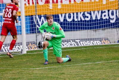 Zu wenig Energie: CFC verliert Heimspiel gegen Cottbus - Cottbus- Torwart Elias Bethke. Foto: haertelpress
