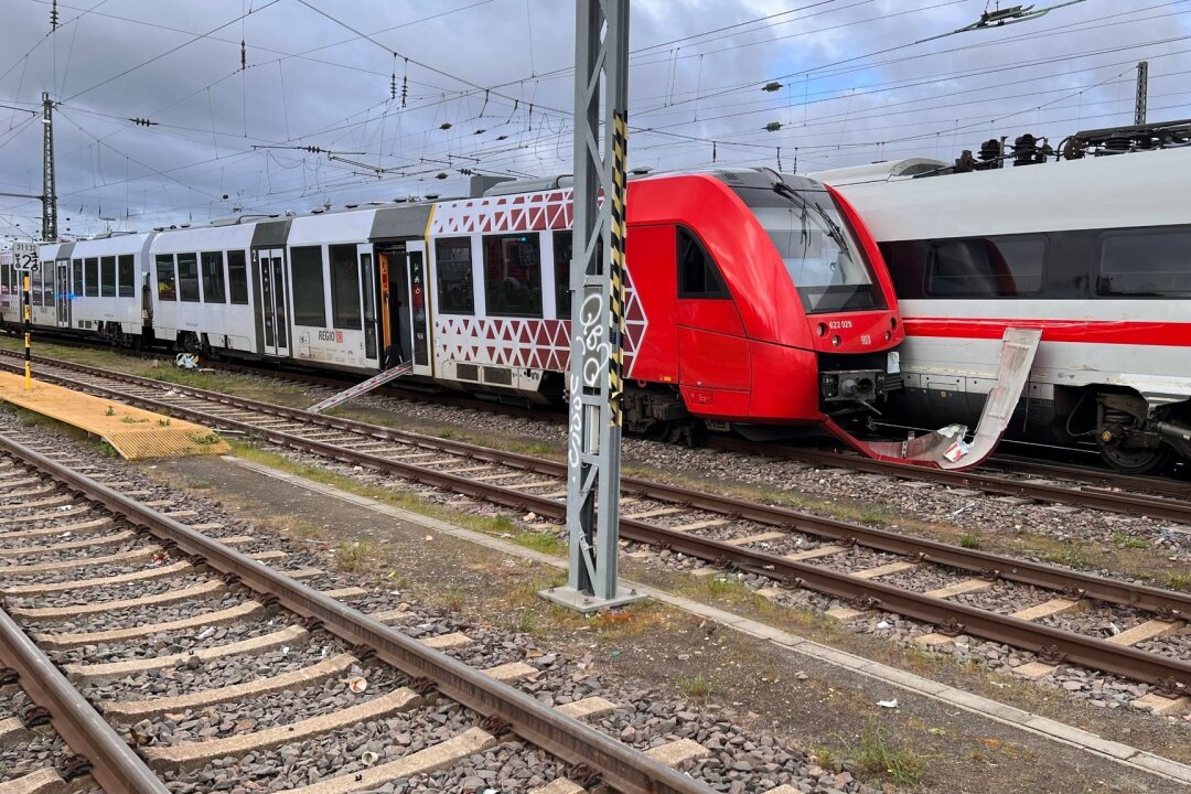 Züge am Hauptbahnhof Worms zusammengestoßen - Zwei beschädigte Züge am Hauptbahnhof Worms: Nach ersten Erkenntnissen sind keine Reisenden verletzt worden.