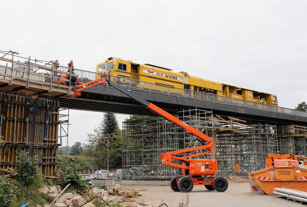 Züge rollen über neues Eisenbahnviadukt in Schwarzenberg - Die Firma Wiebe war mit einer Gleisstopfmaschine auf der neugebauten Brücke in Schwarzenberg im Einsatz. Foto: Carsten Wagner