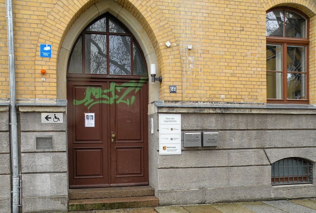 Zündeleien und Schmiererei nach Leipziger Demotag - Graffiti am Haus des Jugendrechts. Foto: Anke Brod