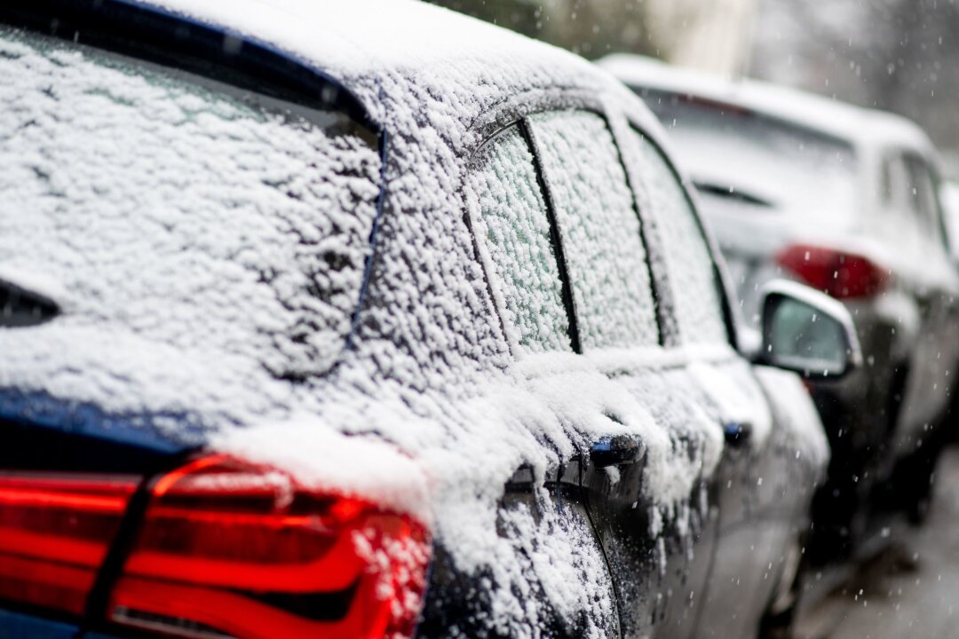 Zugefrorene Autotür: Bloß nicht wie verrückt ziehen - Sind die Autotüren vereist, sollte man die Türen beim Öffnen erst vorsichtig andrücken, um die Eisschicht zu brechen.