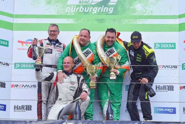 Zugereister Sachse gewinnt am Nürburgring - Ruben Zeltner (ganz links außen) bei der Siegerehrung des 24 Stunden Classic. Foto: Thorsten Horn