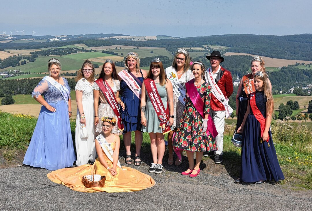 Zum 13. Mal königliche Hoheiten zu Besuch im Erzgebirge - Zum 13. Mal sind Königinnen und Prinzessinnen der Einladung nach Neuhausen gefolgt, wo sie von den Nussknacker-Amtskolleginnen begrüßt worden sind. Foto: Christof Heyden