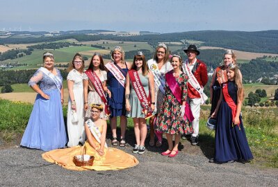 Zum 13. Mal königliche Hoheiten zu Besuch im Erzgebirge - Zum 13. Mal sind Königinnen und Prinzessinnen der Einladung nach Neuhausen gefolgt, wo sie von den Nussknacker-Amtskolleginnen begrüßt worden sind. Foto: Christof Heyden