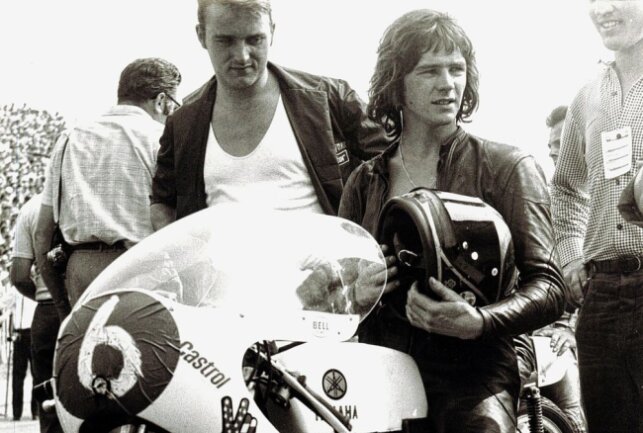 Zum 20. Todestag von Barry Sheene - Ebenfalls Sachsenring 1971 - Barry Sheene vorm Rennen der Klasse bis 250 ccm. Foto: Archiv Thorsten Horn
