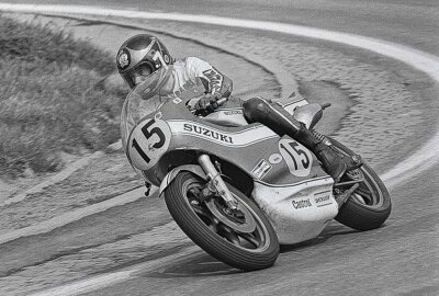 Zum 20. Todestag von Barry Sheene - Barry Sheene 1974 in Brno mit einer 500er-Suzuki. Foto: Hermann Hanke