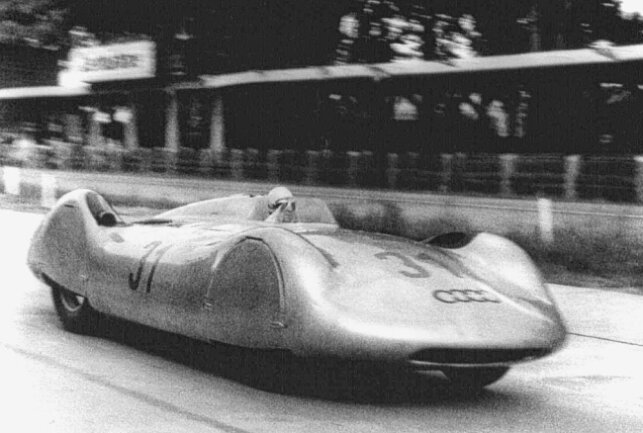 Zum 85. Todestag von Bernd Rosemeyer - Bernd Rosemeyer bei einer Weltrekordfahrt auf der Berliner AVUS. Foto: Archiv Günter Geyler