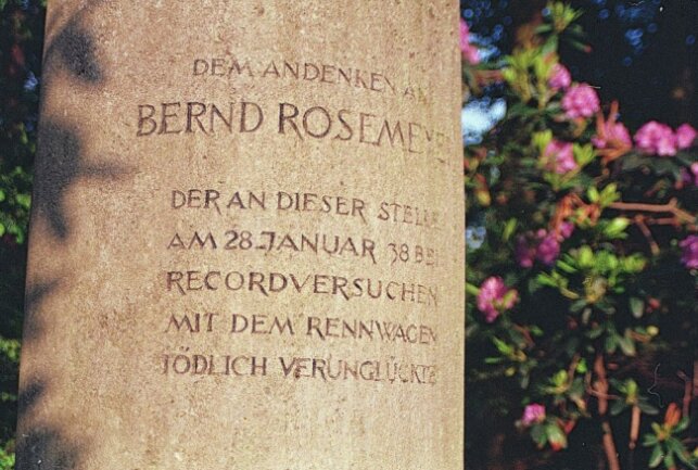 Zum 85. Todestag von Bernd Rosemeyer - Rosemeyer-Gedenkstele an der A5 Frankfurt-Darmstadt. Foto: Thorsten Horn