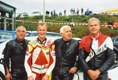 Der heutige Jubilar Lothar John (2. v. re.) beim Zschorlauer Dreieckrennen 2003 mit seinen Rennfahrerkollegen Heinz Rosner, Ralf Waldmann und Dieter Braun (v. l. n. r.). Foto: Thorsten Horn
