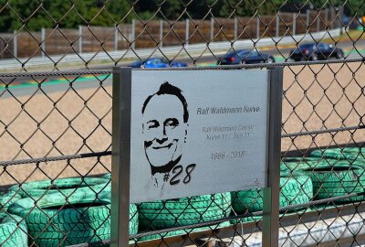 Zum fünften Todestag von Ralf Waldmann - Die Kurve 11 des Sachsenrings trägt heute "Waldis" Namen. Foto: Thorsten Horn