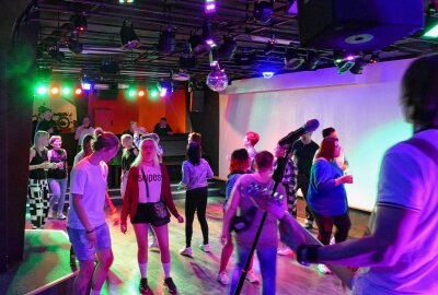 Zurück in die Zukunft: Zschopauer Jugendclub setzt auf junge und alte Generation - Anfangs war die Tanzfläche nur spärlich gefüllt, doch das änderte sich bald. Foto: Andreas Bauer