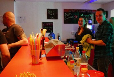 Zurück in die Zukunft: Zschopauer Jugendclub setzt auf junge und alte Generation - Für leckere Cocktails und Snacks war an der Bar gesorgt. Foto: Andreas Bauer