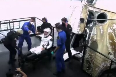 Zurück von der ISS: Deutscher Astronaut Maurer gesund auf Erde gelandet - Matthias Maurer wurde aus der Kapsel geholt.