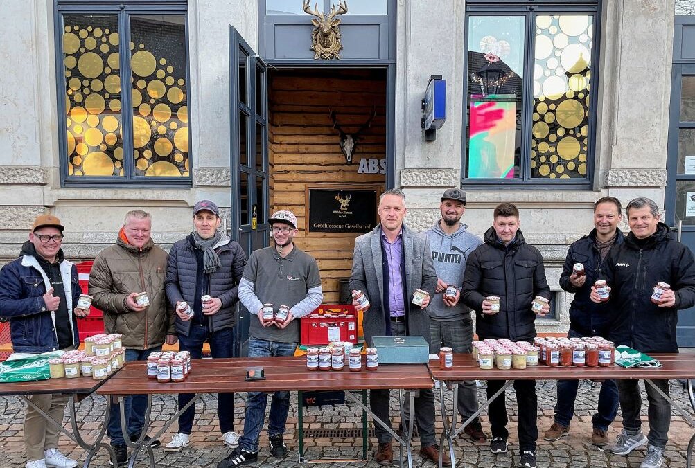 "Zusammen füreinander!": Zwickauer Köche verkaufen Suppe für die Ukraine - Alle Köche und Initiatoren vor dem Suppenverkauf. Foto: Initiative "Zusammen füreinander!"
