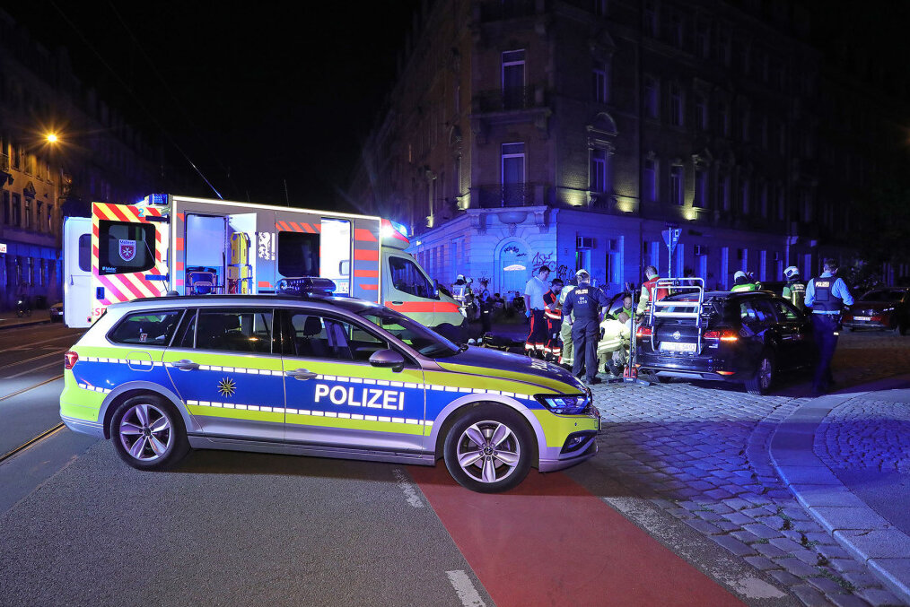 Zusammenstoß mit dem Gegenverkehr: Fahrer verstirbt an Unfallstelle - Tödlicher Verkehrsunfall in Dresden. Foto: Roland Halkasch