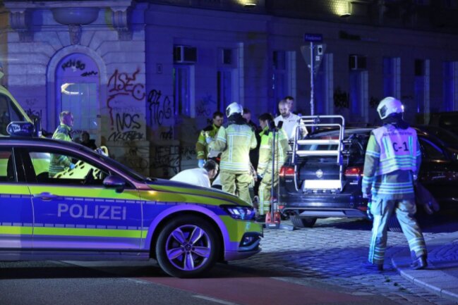 Zusammenstoß mit dem Gegenverkehr: Fahrer verstirbt an Unfallstelle - Tödlicher Verkehrsunfall in Dresden. Foto: Roland Halkasch