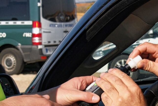 Zusammenstoß mit mehreren Fahrzeugen: Alkoholtest ergibt 2,08 Promille - 43-Jährige fährt unter Alkohol und stößt gegen mehrere Fahrzeuge. Symbolfoto: pixabay