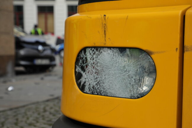 Ein PKW Renault Clio ist gegen eine Straßenbahn gefahren. 