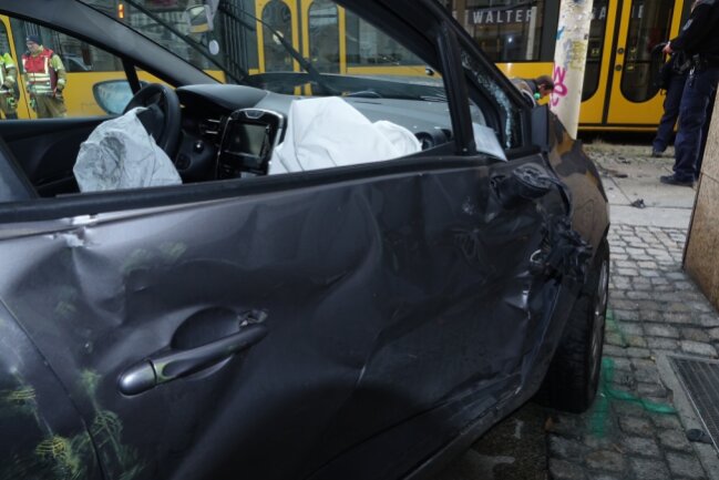 Ein PKW Renault Clio ist gegen eine Straßenbahn gefahren. 