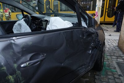 Zusammenstoß mit Straßenbahn: Frau schwer verletzt - Ein PKW Renault Clio ist gegen eine Straßenbahn gefahren. 