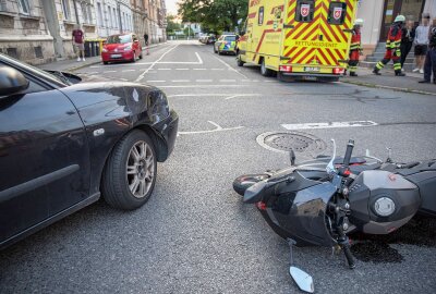 Zusammenstoß zwischen PKW und Motorrad auf der B101: 17-Jähriger verletzt - Verkehrsunfall an der Kreuzung Olbernhauer Straße/B101 Ecke Beuststraße in Freiberg. Foto: Marcel Schlenkrich