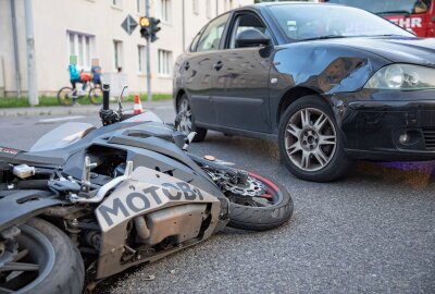 Zusammenstoß zwischen PKW und Motorrad auf der B101: 17-Jähriger verletzt - Verkehrsunfall an der Kreuzung Olbernhauer Straße/B101 Ecke Beuststraße in Freiberg. Foto: Marcel Schlenkrich