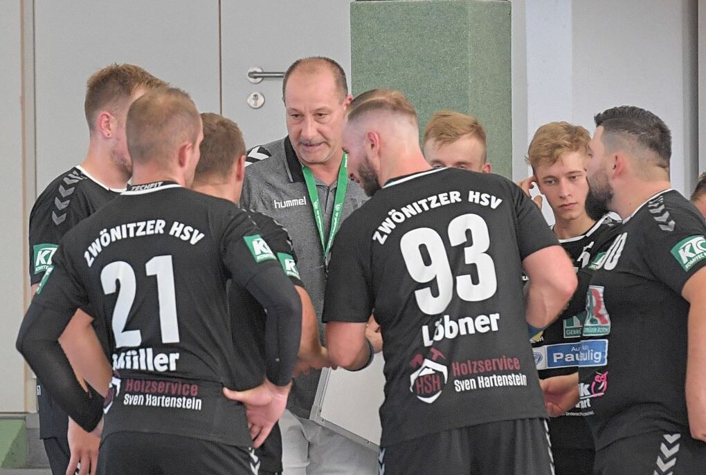 Zwönitzer HSV heute in eigener Halle gefordert - Die Mannschaft um Trainer Vasile Sajenev (Mitte) wollen nach Möglichkeit einen Heimsieg holen gegen die HSG Rottluff/Lok Chemnitz. Foto: Ralf Wendland