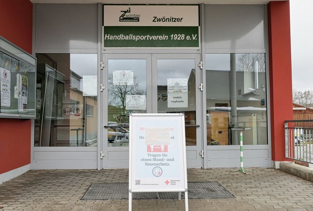 Zwönitzer Sporthalle wurde zur mobilen Impfstation - Die Niederzwönitzer Sporthalle in Zwönitz ist heute für eine mobile Impfaktion genutzt worden. Foto: Ralf Wendland