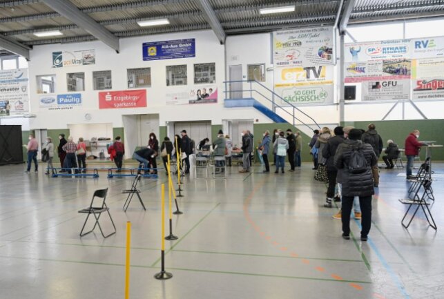 Die Niederzwönitzer Sporthalle in Zwönitz ist heute für eine mobile Impfaktion genutzt worden. Foto: Ralf Wendland
