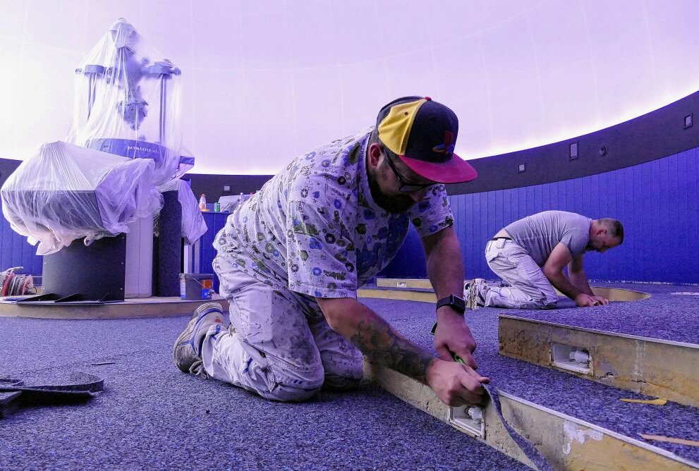 Marcus Hillig (vorn) und seine Arbeitskollegen kümmerten sich um die Verlegung des neuen Teppichbodens. Foto: Andreas Bauer